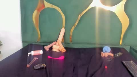 mia_skandark online show from June 5, 2026, 6:52 am