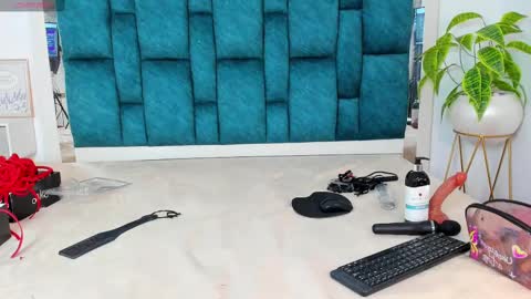 Mia sophiia online show from March 6, 2025, 8:52 am