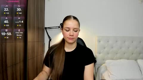 Mia online show from November 21, 2025, 12:04 pm