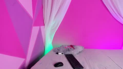 Mia online show from November 27, 2025, 11:56 am