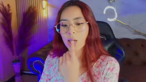 Mia online show from October 10, 2025, 1:54 pm