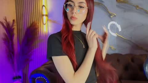 Mia online show from October 31, 2025, 2:29 pm