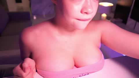 VixenMia online show from October 8, 2025, 3:26 am