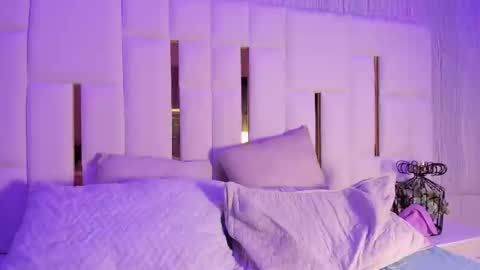 mia_vy online show from October 12, 2025, 2:54 am