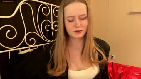 mia_wellis online show from April 27, 2026, 7:12 pm