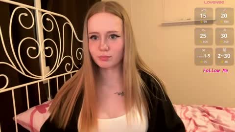 mia_wellis online show from May 3, 2026, 11:44 pm