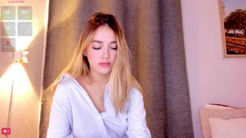 Mia White  online show from October 21, 2025, 1:23 pm