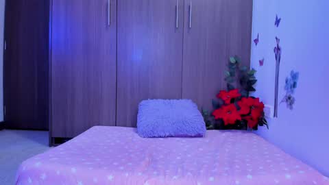 mia  nicolle online show from December 10, 2024, 1:22 am