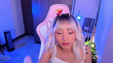 mia  nicolle online show from May 4, 2026, 1:23 am