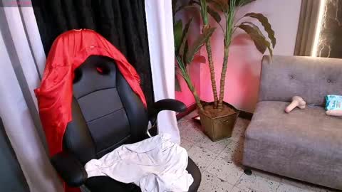 Mia online show from April 21, 2026, 12:33 pm