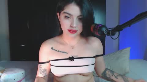 Mia  online show from September 22, 2025, 9:28 pm