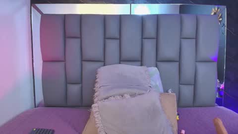 Mia online show from September 22, 2025, 12:07 pm