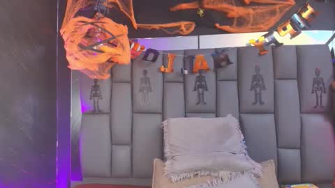 Mia online show from November 1, 2025, 12:07 pm