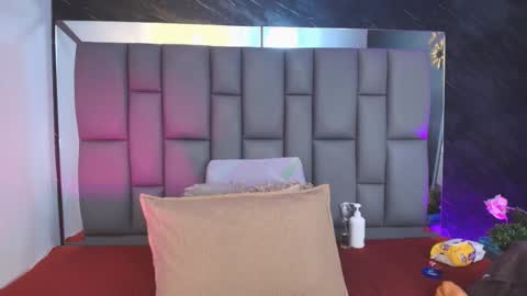 Mia online show from November 14, 2025, 12:04 pm