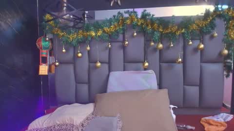 Mia online show from December 20, 2025, 12:01 pm