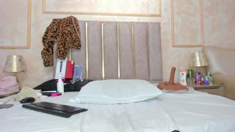 Miaasummer online show from April 25, 2026, 1:41 pm