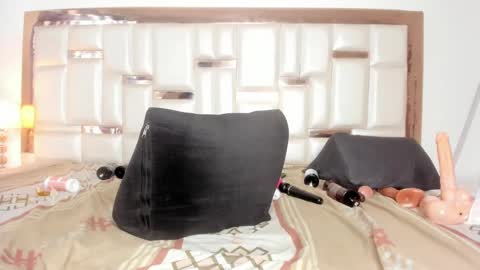 Mia  online show from December 31, 2024, 3:42 pm