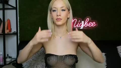 MiaBeeX online show from May 5, 2026, 1:30 pm