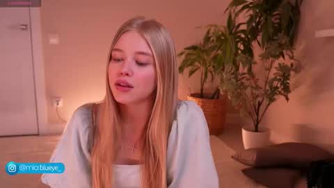 miablueye online show from November 20, 2025, 3:12 pm