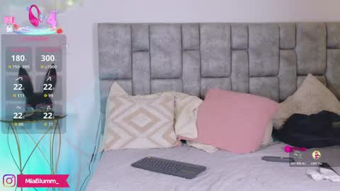 miablumm_ online show from May 6, 2026, 6:02 pm