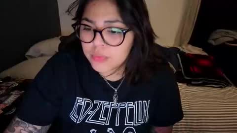 Mia online show from May 3, 2026, 2:50 am