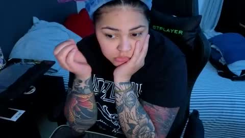 Mia online show from May 4, 2026, 12:17 am
