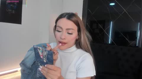 Snapshot of miacarperrlux chatting on December 22, 2025, 9:34 pm MiaCarper online show from December 22, 2025, 9:34 pm