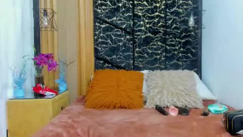 MiaCours online show from March 18, 2026, 7:06 pm