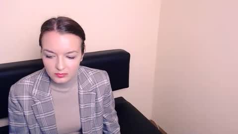 Mia online show from October 1, 2025, 7:47 am