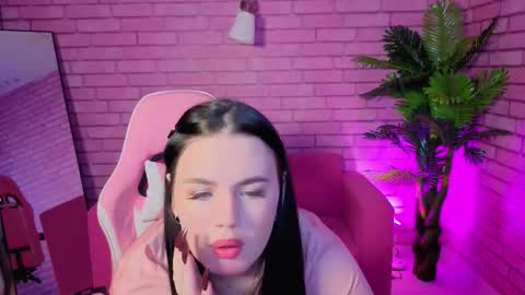 Mia online show from December 21, 2025, 9:16 am