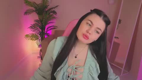 Mia online show from December 22, 2025, 8:44 am