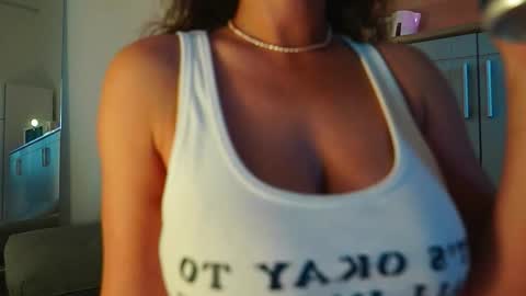 Mia online show from October 18, 2025, 2:18 pm