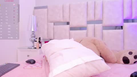 Mia  online show from December 17, 2024, 11:38 pm