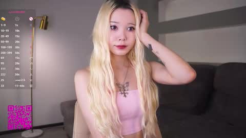 Snapshot of miagloww chatting on October 13, 2025, 7:19 am Mia online show from October 13, 2025, 7:19 am