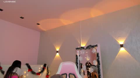 Mia Gomez online show from December 10, 2024, 1:33 pm