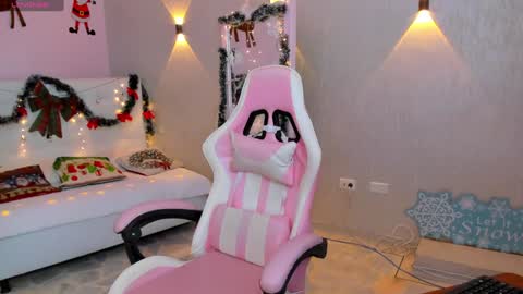 Mia Gomez online show from December 18, 2024, 1:02 pm