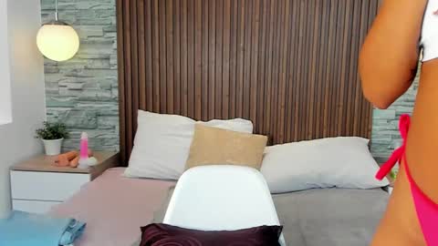 miagomezx online show from September 17, 2025, 8:10 pm