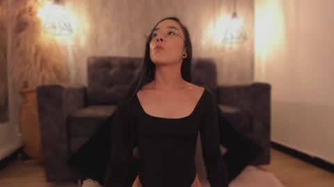 Mia Larouse online show from May 7, 2026, 2:17 am