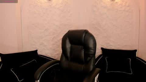 Call me Mia  online show from April 29, 2026, 10:05 pm