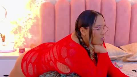 Mia online show from June 25, 2026, 5:12 am