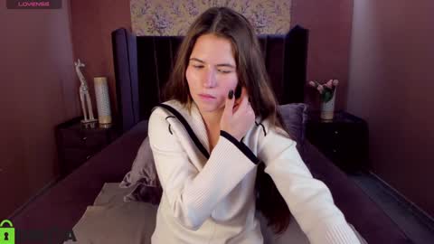 Mia online show from December 12, 2024, 11:29 am