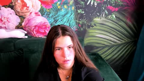 Mia online show from September 9, 2025, 12:59 pm