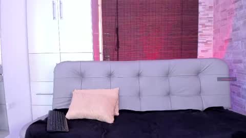 Snapshot of mialuxx chatting on March 4, 2025, 7:01 pm Mia online show from March 4, 2025, 7:01 pm