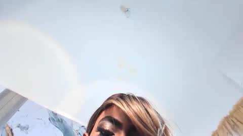 Snapshot of mialuxxi chatting on December 19, 2025, 5:42 pm mialuxxi online show from December 19, 2025, 5:42 pm