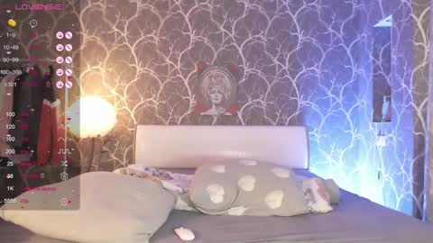 Mia online show from May 4, 2026, 3:08 pm