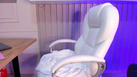 Snapshot of miamiller69 chatting on February 26, 2025, 3:53 am Mia online show from February 26, 2025, 3:53 am