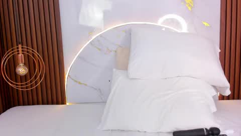 Mia  online show from April 28, 2026, 4:39 am