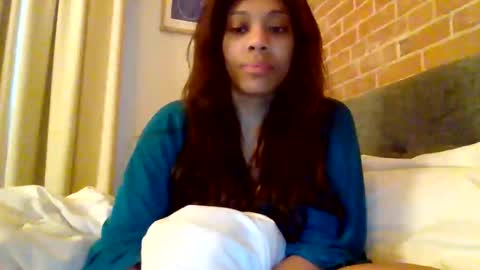 MiaMuffn online show from May 3, 2026, 12:22 pm