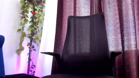Mia Milf online show from August 7, 2026, 9:28 pm