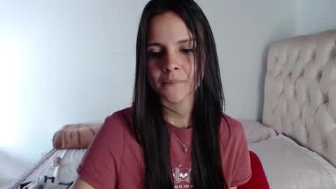 miarobinn_ online show from December 3, 2024, 2:27 pm